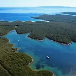 Apartment In With Sea View, Balcony, Air Conditioning, Wi-fi