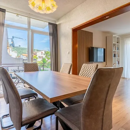 In With Sea View, Balcony, Air Conditioning, Wi-fi Cres