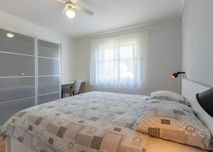 In With Sea View, Balcony, Air Conditioning, Wi-fi Cres