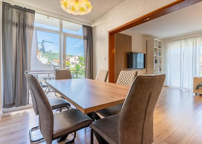 In With Sea View, Balcony, Air Conditioning, Wi-fi Cres