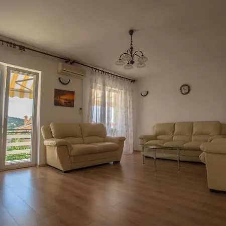 In With Sea View, Balcony, Air Conditioning, Wi-fi Apartment Cres