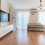 In With Sea View, Balcony, Air Conditioning, Wi-fi