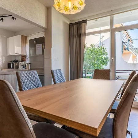 In With Sea View, Balcony, Air Conditioning, Wi-fi