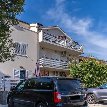In With Sea View, Balcony, Air Conditioning, Wi-fi Cres